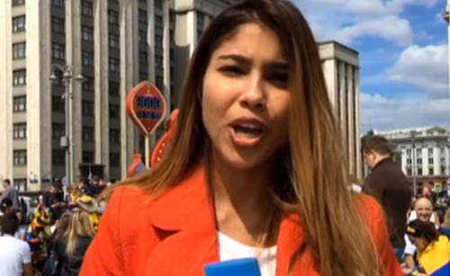 آزار خانم خبرنگار هنگام گزارش زنده در جام جهانی روسیه/عکس