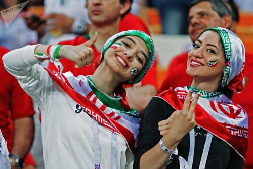 تصاویری متفاوت از تماشاگران زن ایرانی جام جهانی که خبرگزاری روسی منتشر کرد