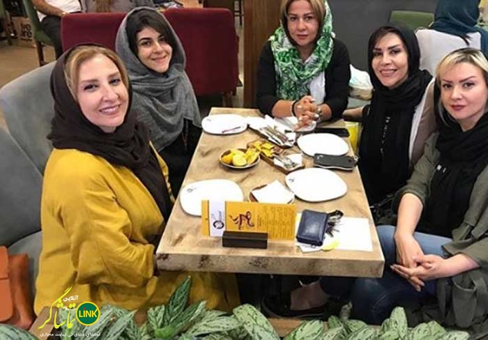 جشن تولد خانم مجری جنجالی در کنار دوستانش!