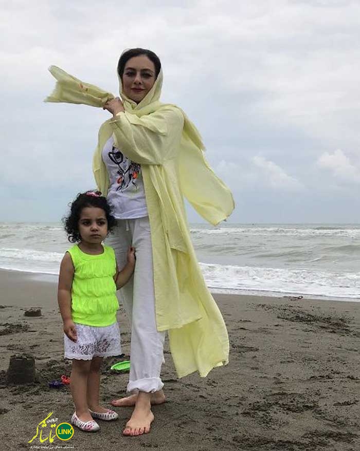 عکس یکتا ناصر و دخترش در ساحل دریا