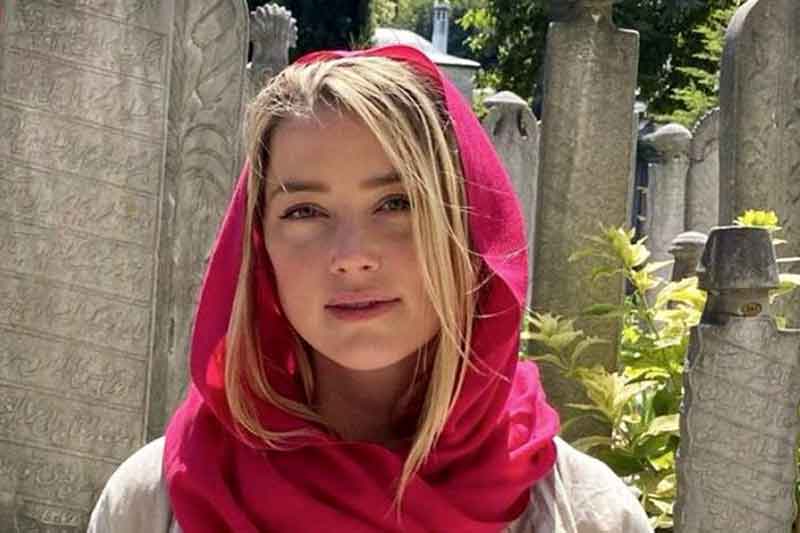 اولین واکنش امبر هرد به اتهام بدحجابی در مسجد استانبول