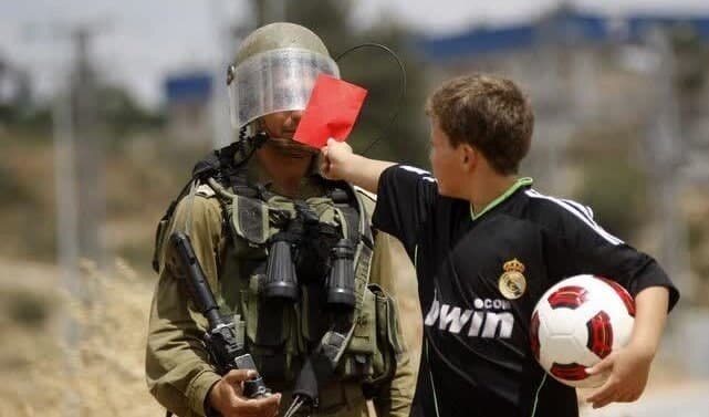 عکس | تصویری جالب از تقابل کودک فلسطینی با سرباز صهیونیست