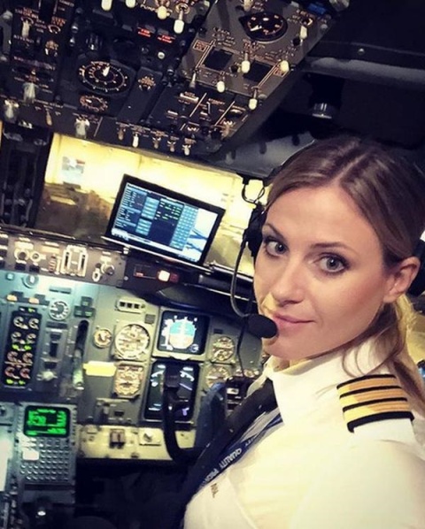 انتخاب زن 32 ساله بعنوان زیباترین خلبان دنیا/عکس