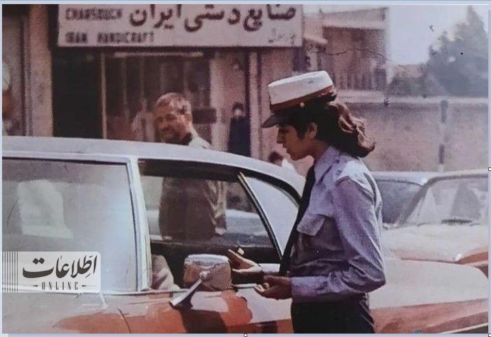 تهران قدیم| پلیس زن راهنمایی و رانندگی در خیابان‌های تهران/ عکس