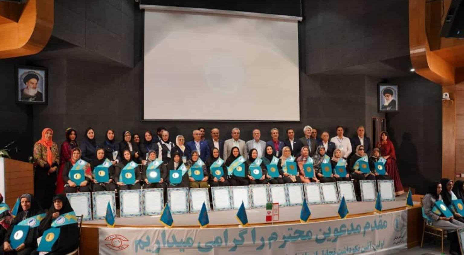 وقتی روشنایی از نگاه مادر می‌تابد/تجلیل از مادران نابینا و مادران دارای فرزند نابینا در روز عصای سفید